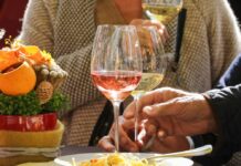 In Kitzbühel können Urlauberinnen und Urlauber mit besonderen Weinen der Region Piemont bei Kitz Kulinarik x Piemont anstoßen.