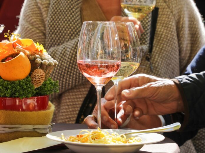 In Kitzbühel können Urlauberinnen und Urlauber mit besonderen Weinen der Region Piemont bei Kitz Kulinarik x Piemont anstoßen.