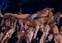 MTV Video Music Awards: Shakira badet in der Menge.