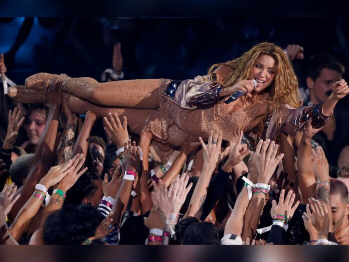 MTV Video Music Awards: Shakira badet in der Menge.