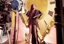 Naomi Campbell feiert ebenfalls Jubiläum mit "The Cal": Sie posierte zum fünften Mal für den legendären Pirelli-Kalender. Prince Gyasi setzte sie zum Motto "Timeless" vor einer großen Uhr in Szene.