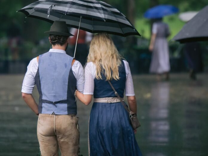 Ein kleiner Regenschirm und eine langärmelige Bluse sollten auf der regnerischen Wiesn nicht fehlen.