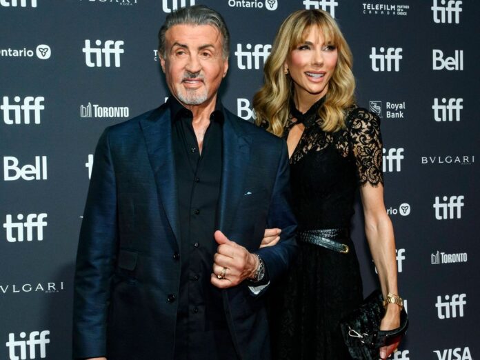 Sylvester Stallone und Jennifer Flavin strahlen Arm in Arm in Toronto.