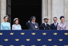 König Carl Gustaf (m.) mit Prinzessin Madeleine