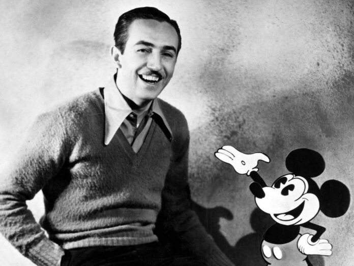 Walt Disney mit seiner wohl berühmtesten Erfindung: Micky Maus.