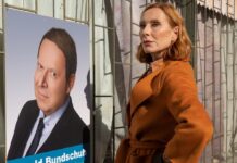 "Familie Bundschuh - Bundschuh vs. Bundschuh": Gundula (Andrea Sawatzki) hat ihren Ehemann Gerald Bundschuh (Axel Milberg) auf einem Wahlplakat entdeckt.