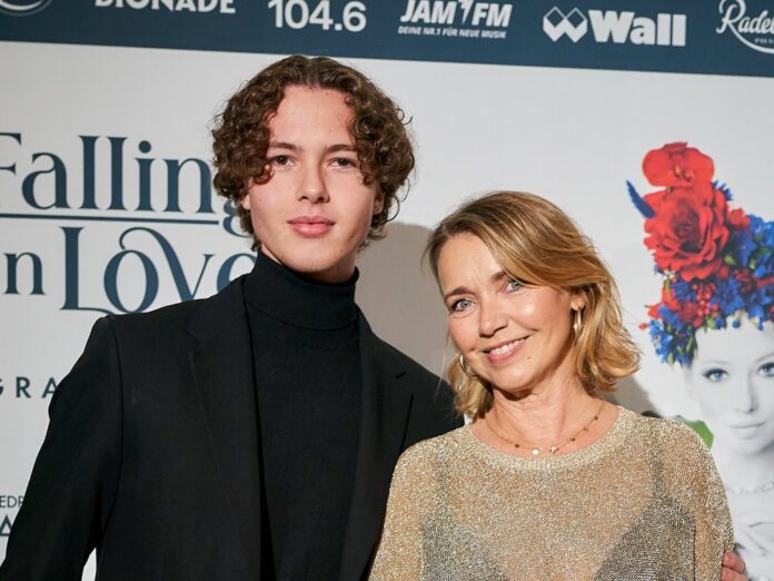 Tina Ruland mit ihrem Sohn bei der Premiere von 