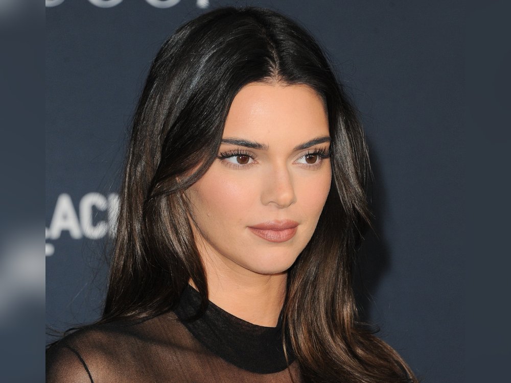 "Quiet Luxury" ist im Herbst 2023 Trend: Kendall Jenner trägt ihr Haar perfekt frisiert.