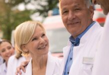 "In aller Freundschaft": Dr. Kathrin Globisch (Andrea Kathrin Loewig) und Dr. Roland Heilmann (Thomas Rühmann) freuen sich auf ihren Dienst in der Sachsenklinik.