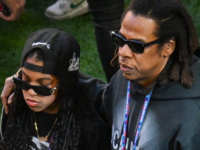 Blue Ivy Carter gemeinsam mit ihrem Vater Jay-Z beim Super Bowl im Februar 2023.