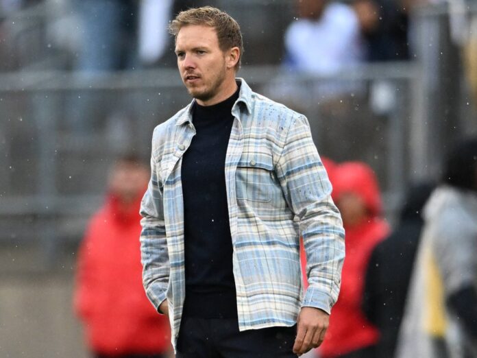 Julian Nagelsmann in seinem bemerkenswerten Outfit im ersten Spiel als Bundestrainer.