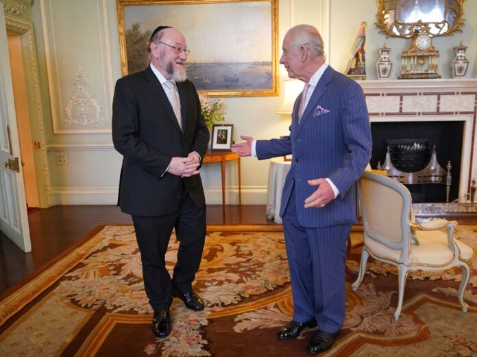 König Charles III. und Rabbi Ephraim Mirvis im Buckingham Palast.