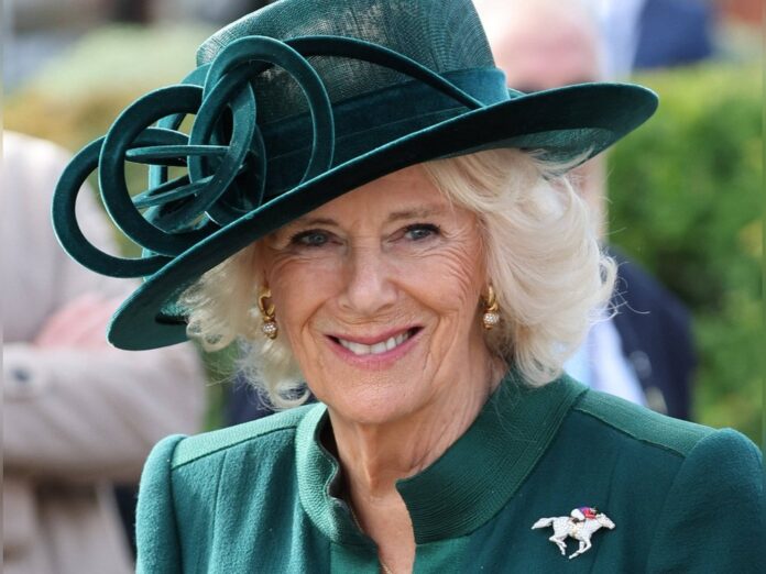 Königin Camilla strahlt in Ascot.