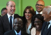 Da müssen alle lachen: Prinz William sorgt beim Gruppenfoto für Erheiterung.