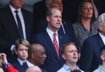 Prinz George und Prinz William im Stadion.