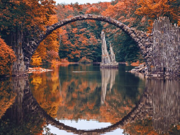 Nicht nur im Herbst ein schöner Anblick: die Rakotzbrücke in Sachsen.