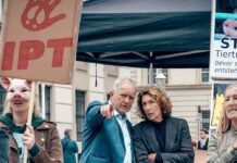 Das Wiener "Tatort"-Team Eisner und Fellner (Harald Krassnitzer und Adele Neuhauser) mit den Aktivisten der "Iniative Pro Tier"