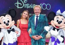 Thomas Gottschalk und Victoria Swarovski und die Ehrengäste Micky und Minnie Maus laden zum Gala-Abend "Disney 100 - Die große Jubiläumsshow".