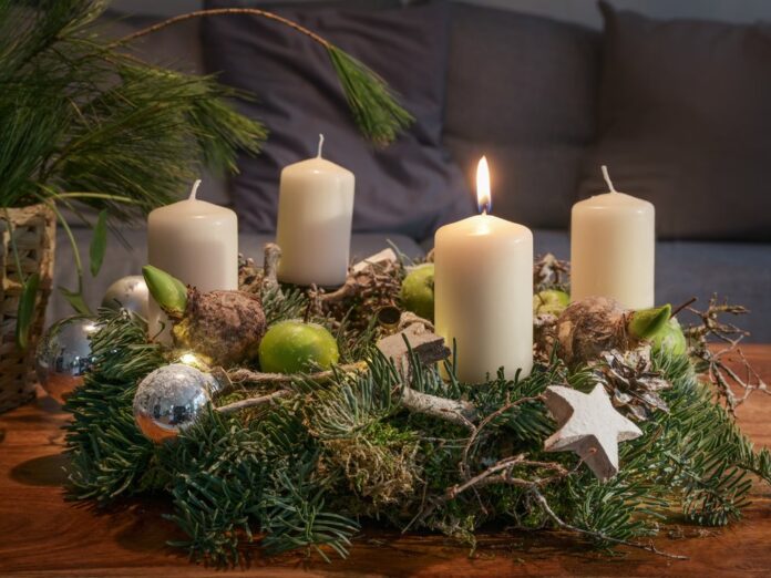 Am 3. Dezember wird die erste Kerze des Adventskranzes angezündet.