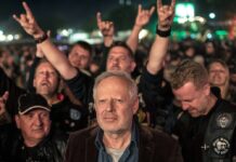 Kommissar Borowski (Axel Milberg) gönnt sich im neuen Wacken-"Tatort" ein bisschen Feierabend-Heavy-Metal