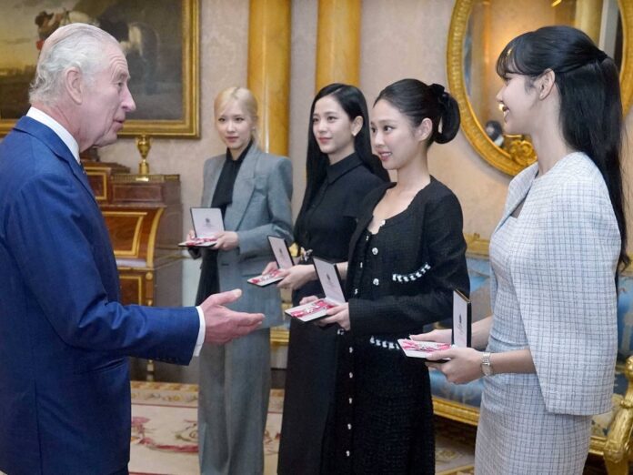 König Charles überreichte die Auszeichnung an die vier Girlband-Mitglieder im Buckingham Palast.