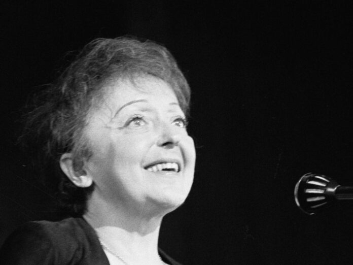 Die bereits gezeichnete Édith Piaf rund zehn Monate vor ihrem Tod bei einem Auftritt in den Niederlanden.