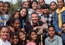 David Beckham posiert mit Jugendlichen im indischen Gujarat.
