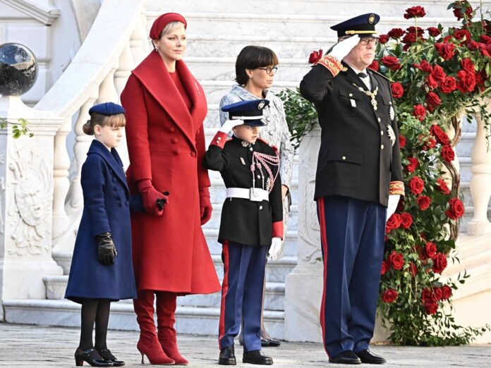 Modebewusstsein auf der einen und Pflichtbewusstsein auf der anderen Seite: Fürstin Charlène und Fürst Albert II. mit den gemeinsamen Kindern. Im Hintergrund: Alberts Schwester Stéphanie von Monaco.
