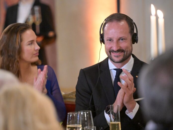 Kronprinz Haakon von Norwegen guter Laune beim Dinner in der Residenz.