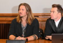 Der angeklagte Musiker Gil Ofarim (l.) mit Rechtsanwalt Dr. Alexander Stevens im Sitzungssaal des Landgericht Leipzig.