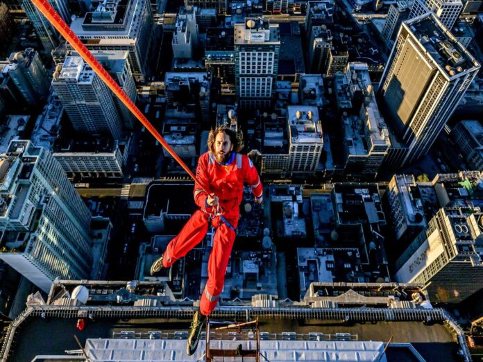 Jared Leto hängt am Empire State Building in New York.