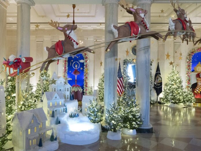 Im Foyer des Weissen Hauses düst Rudolph mit seinen Rentier-Kollegen durch die Luft.