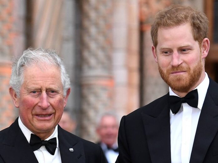 2019 schien das Verhältnis noch besser zu sein: Charles und Harry gemeinsam auf dem roten Teppich bei einer Premierenfeier in London.