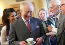 König Charles III. während einer Teeparty vor seinem 75. Geburtstag.
