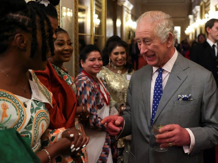 König Charles beim Empfang im Buckingham Palast.