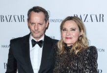 Russell Thomas und Kim Cattrall bei den "Harper's Bazaar Women Of The Year Awards 2023" in London.