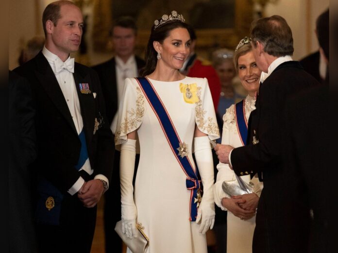 Prinzessin Kate mit weisser Robe und Tiara.