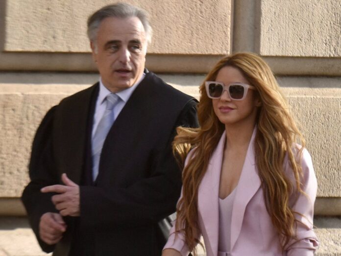 Prozess abgewendet: Sängerin Shakira am Montag in Barcelona mit einem ihrer Anwälte.