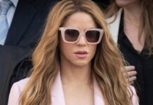 Shakira am 20. November 2023 mit Anwälten vor dem Gericht in Barcelona.