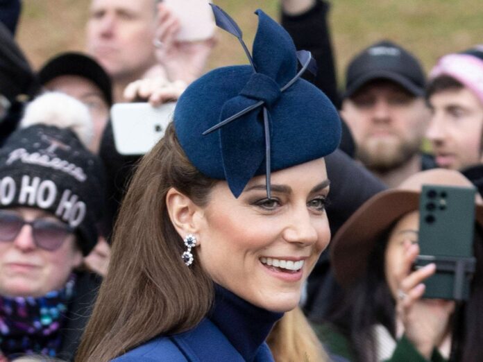 Im royalen Blau zeigte sich Kate am 1. Weihnachtsfeiertag den Schaulustigen vor der Kirche. An ihren Ohren blitzten ganz besondere Schmuckstücke.