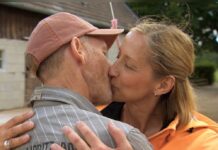 Hans und Elke beim ersten Kuss in Staffel 19 von "Bauer sucht Frau".