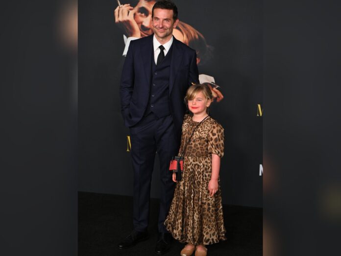 Bradley Cooper mit Tochter Lea auf dem roten Teppich.