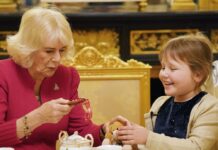 Königin Camilla und die siebenjährige Olivia geniessen gemeinsam Tee auf Schloss Windsor.