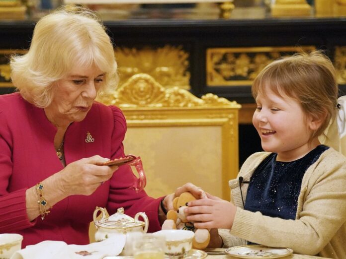Königin Camilla und die siebenjährige Olivia geniessen gemeinsam Tee auf Schloss Windsor.