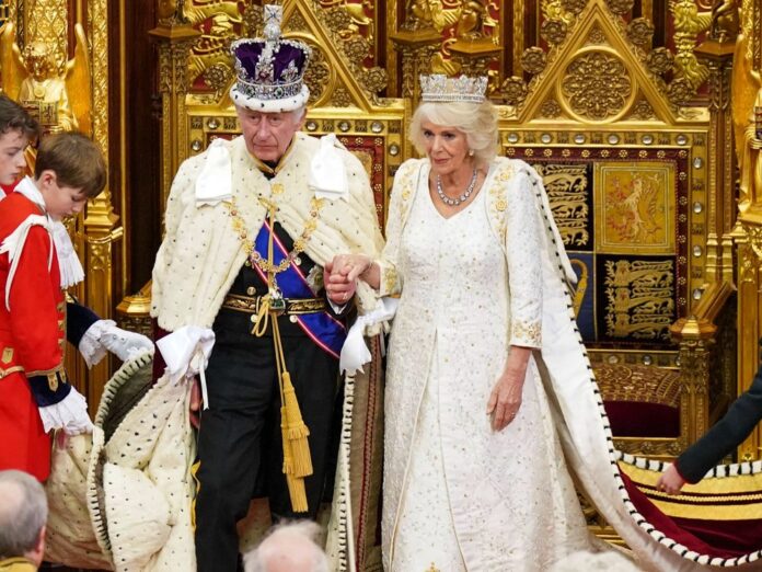 Charles und Camilla während der Krönungszeremonie am 6. Mai in der Westminster Abbey in London.
