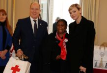 Fürst Albert II. und seine Frau Charlène verteilten beim Roten Kreuz Monaco Geschenke an ältere Menschen.