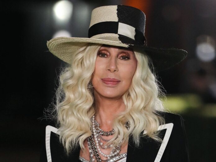 Cher ist derzeit mit einem 40 Jahre jüngeren Mann liiert.