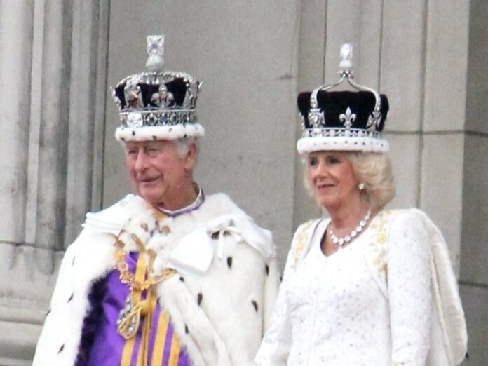König Charles und seine Frau verbringen das erste Weihnachten nach ihrer Krönung wie gewohnt in Sandringham. Aber eine Änderung gibt es: Camillas Kinder und Enkelkinder sind erstmals auch dazu eingeladen.