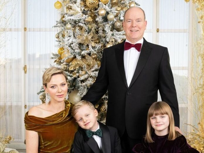 Fürstin Charlène sowie Fürst Albert II. und die beiden Kinder des monegassischen Fürstenpaares - Jacques und Gabriella - senden mit einem neuen Foto weihnachtliche Grüsse.