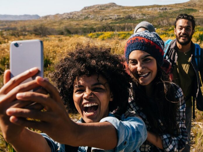 Das Smartphone ist bei Gen Z im Urlaub immer mit dabei: Schliesslich müssen die Erlebnisse auf Reisen für Instagram und Co. festgehalten werden.